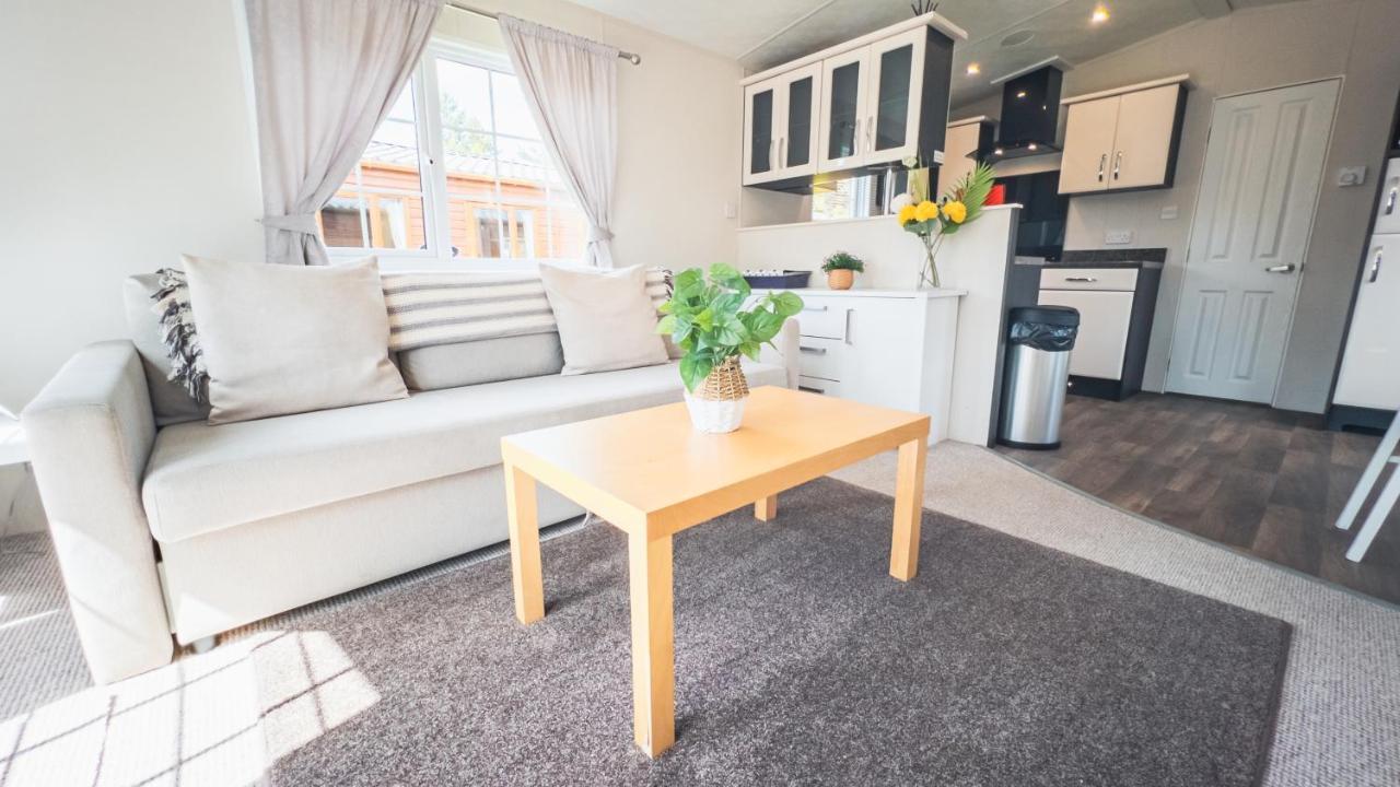 Angie'S Haven, Superb 2 Bedroom Lodge With Hot Tub - Sleeps 6 - Felmoor Park Morpeth Ngoại thất bức ảnh