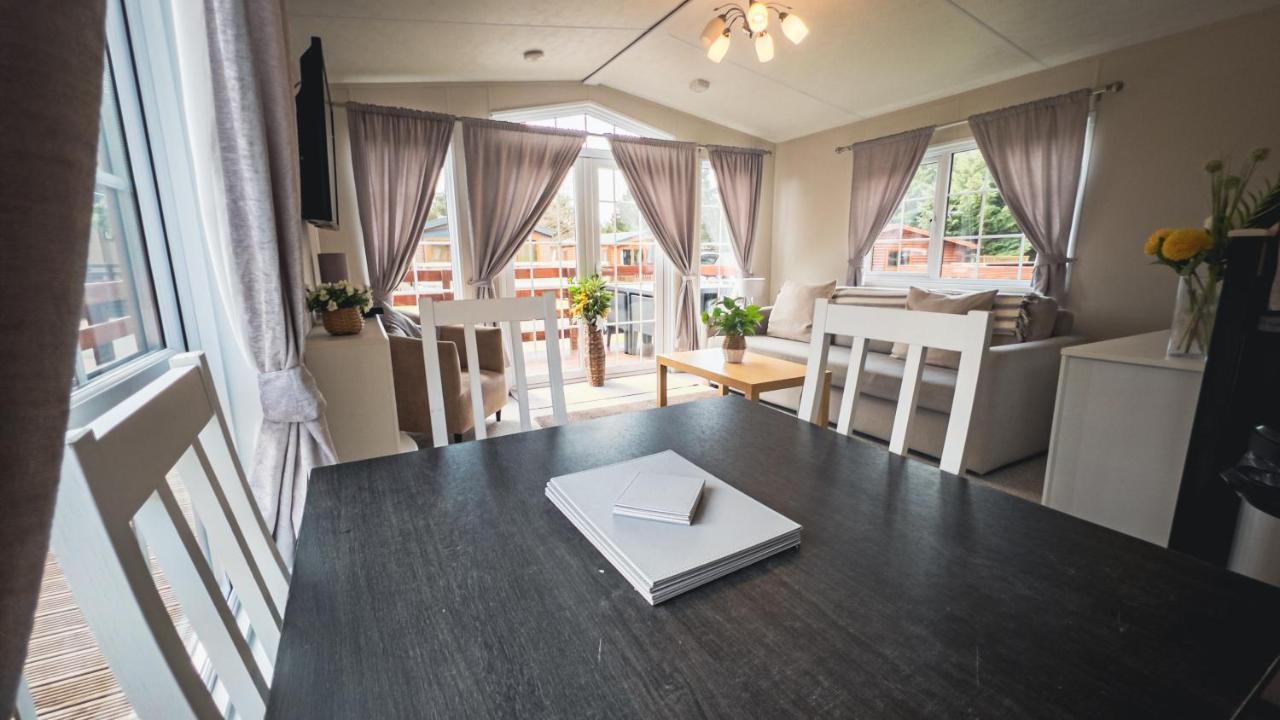 Angie'S Haven, Superb 2 Bedroom Lodge With Hot Tub - Sleeps 6 - Felmoor Park Morpeth Ngoại thất bức ảnh