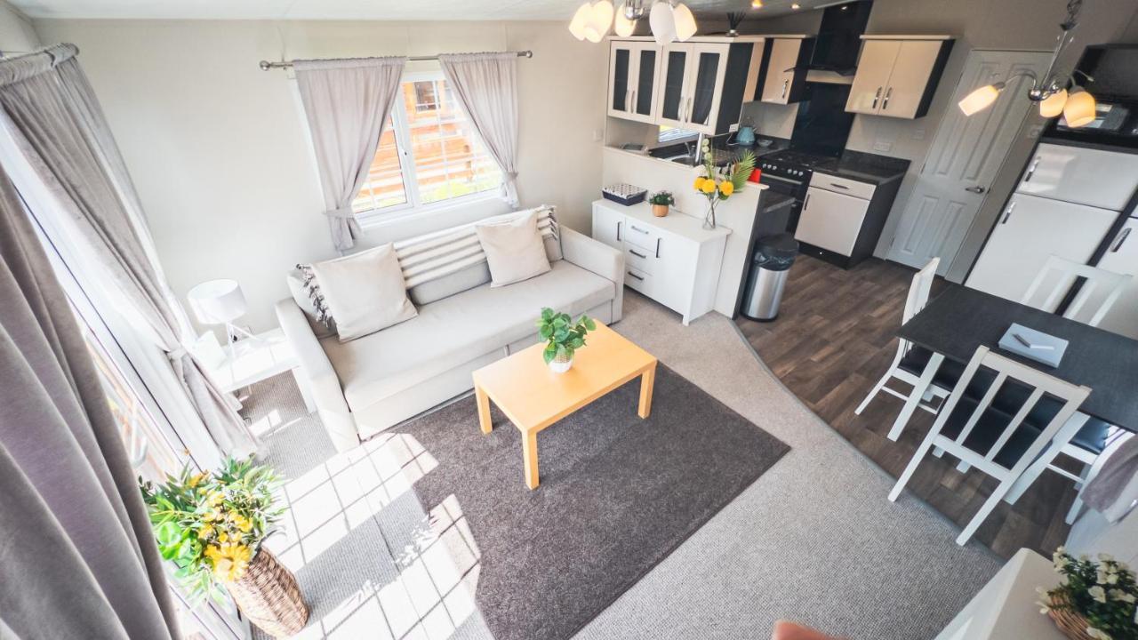 Angie'S Haven, Superb 2 Bedroom Lodge With Hot Tub - Sleeps 6 - Felmoor Park Morpeth Ngoại thất bức ảnh