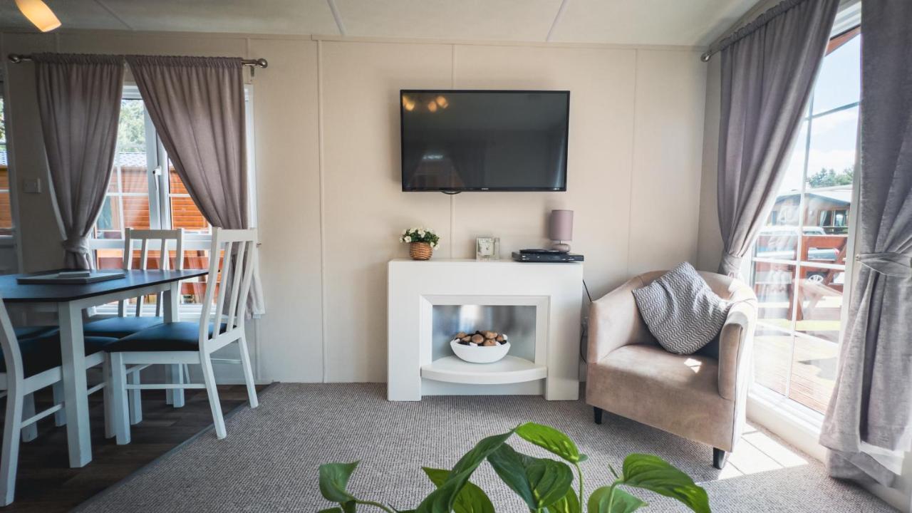 Angie'S Haven, Superb 2 Bedroom Lodge With Hot Tub - Sleeps 6 - Felmoor Park Morpeth Ngoại thất bức ảnh